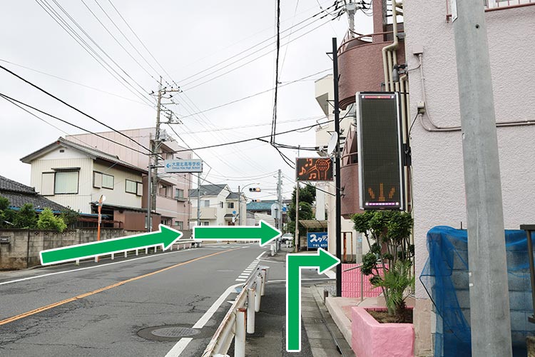 こちらの小道に右折してください。(大宮方面から来た場合には横断歩道をご利用ください)