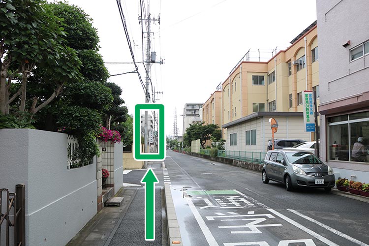 こちらの通りを進みます。すでに当院の看板が見えます。