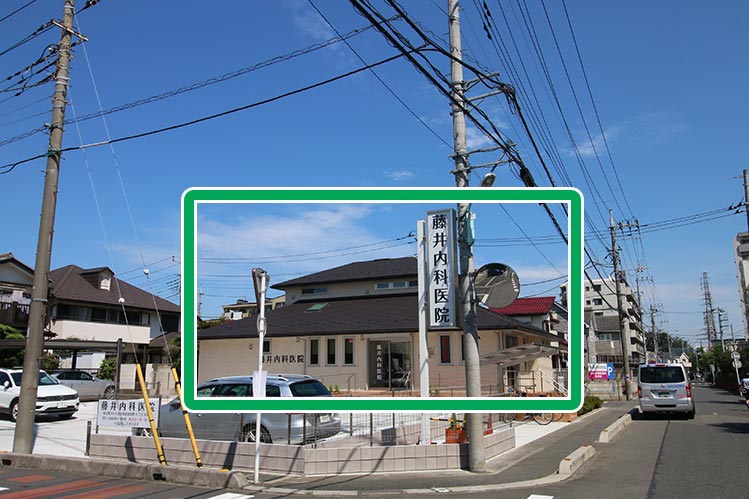 左手に見えるのが当院です。